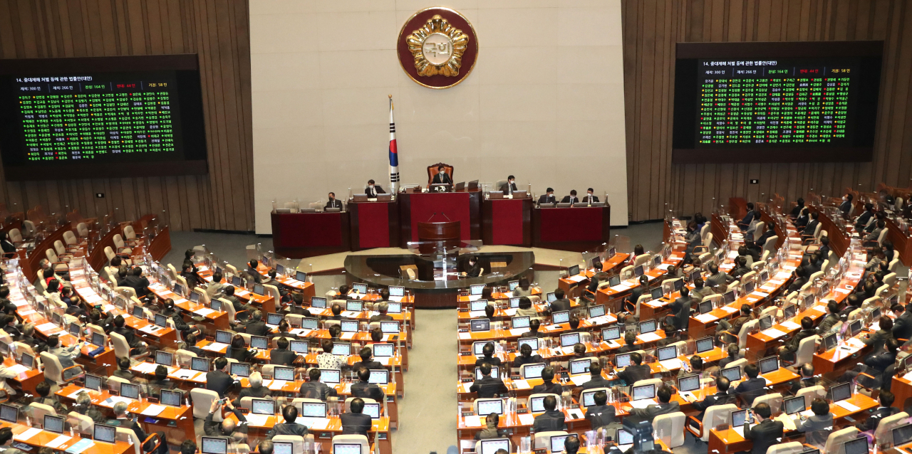 8일 오후 서울 여의도 국회에서 본회의가 열리고 있다. [연합]