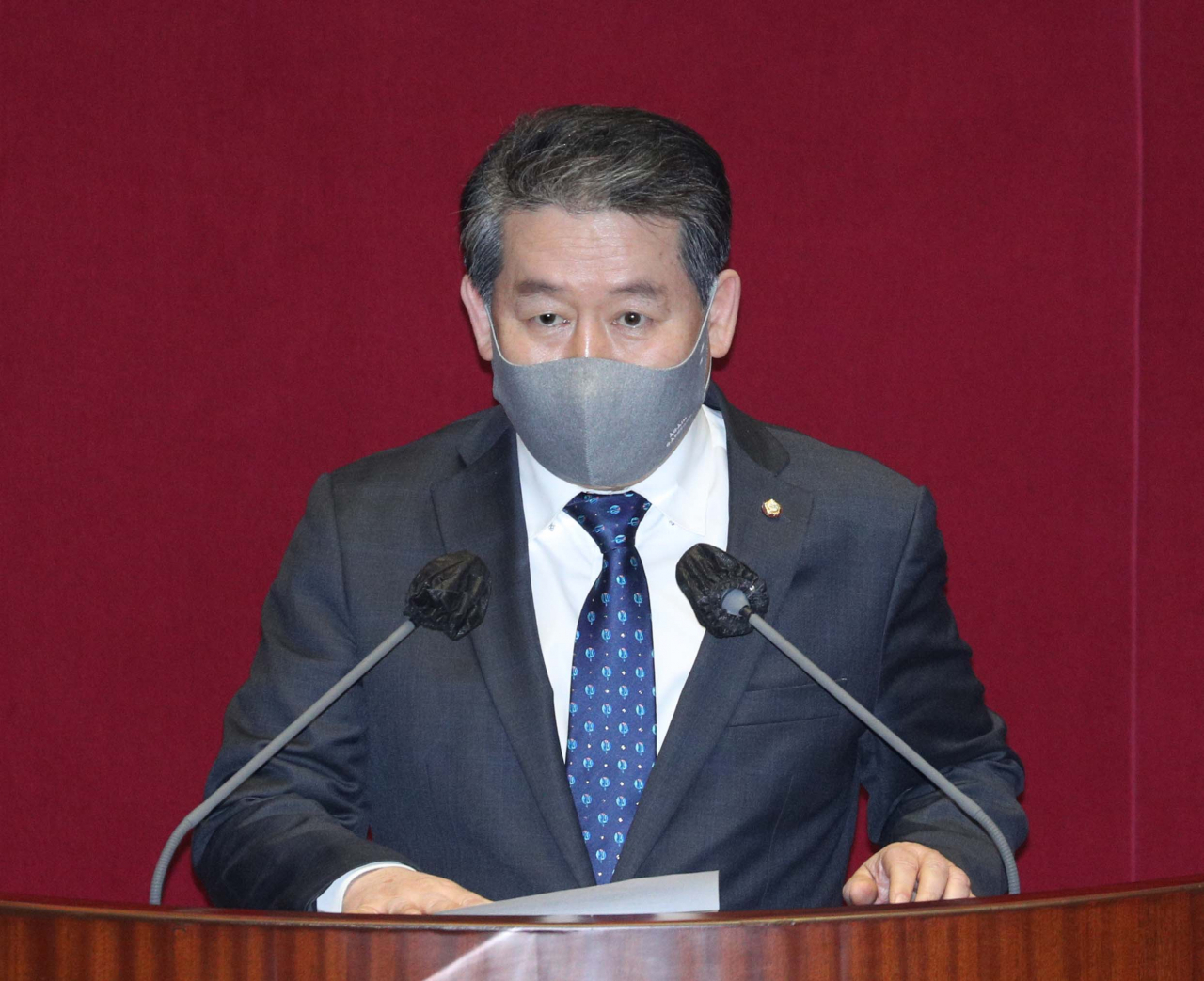 국회 정보위원회 위원장으로 선출된 김경협 더불어민주당 의원이 8일 오후 서울 여의도 국회에서 열린 본회의에서 당선 인사를 하고 있다. [연합]