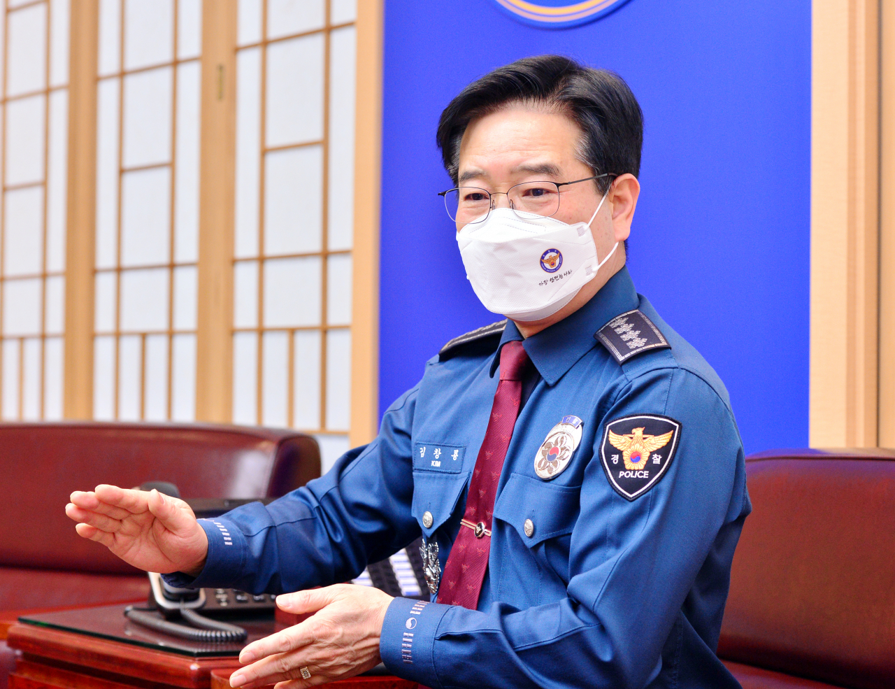 김창룡 경찰청장은 최근 헤럴드경제와 인터뷰에서 “국민이 불안 없이 평안한 일상을 누리도록 제반 환경을 만드는 게 경찰의 기본 사명이자 책무”라며 “공감 받는 경찰 활동을 통해서 국민의 신뢰를 받도록 하겠다”고 강조했다. 박현구 기자/phko@heraldcorp.com