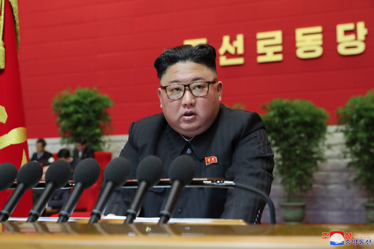 북한 김정은 노동당 위원장이 지난 7일 노동당 제8차 대회 3일차 회의에서 사업총화보고를 했다고 조선중앙통신이 8일 보도했다.[연합]