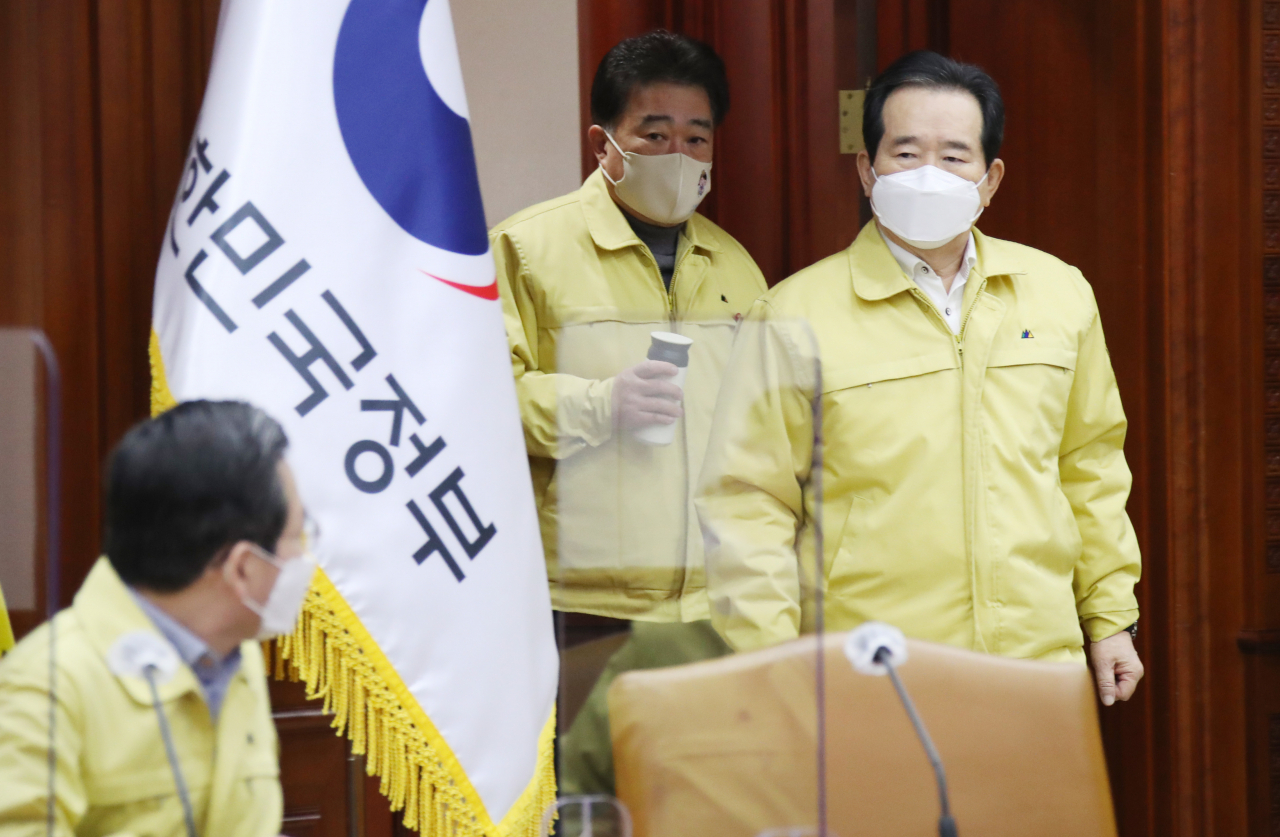 정세균 국무총리가 토요일인 9일 아침 정부서울청사에서 열린 신종 코로나바이러스 감염증(코로나19) 대응 중앙재난안전대책본부(중대본) 회의에 참석하고 있다. 연합뉴스