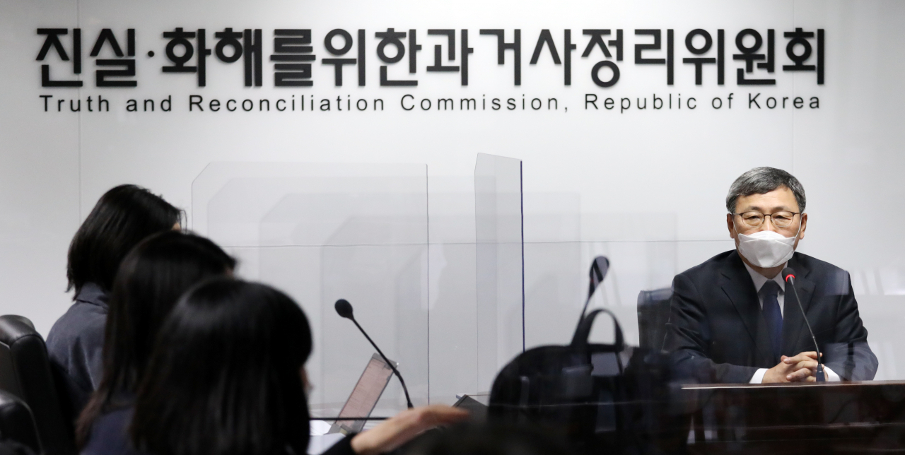 진실·화해를 위한 과거사정리위원회 2기 정근식 위원장이 지난달 10일 중구 남산스퀘어 과거사정리위원회에서 기자간담회를 하고 있다. [연합]