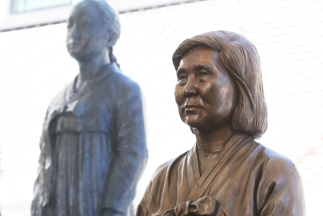 서울중앙지법 민사합의34부는 지난 8일 고 배춘희 할머니 등 위안부 피해자 12명이 일본 정부를 상대로 제기한 손해배상 청구 소송에서 일본 정부는 위안부 피해자 12명에게 1인당 1억원씩을 위자료로 지급하라고 선고했다. [사진=연합]