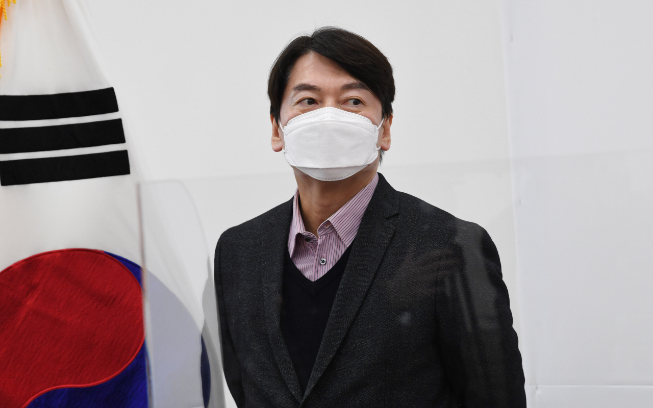 안철수 국민의당 대표가 지난 8일 서울 여의도 국회에서 취임 인사차 방문하는 유영민 신임 대통령 비서실장을 기다리고 있다. [연합]