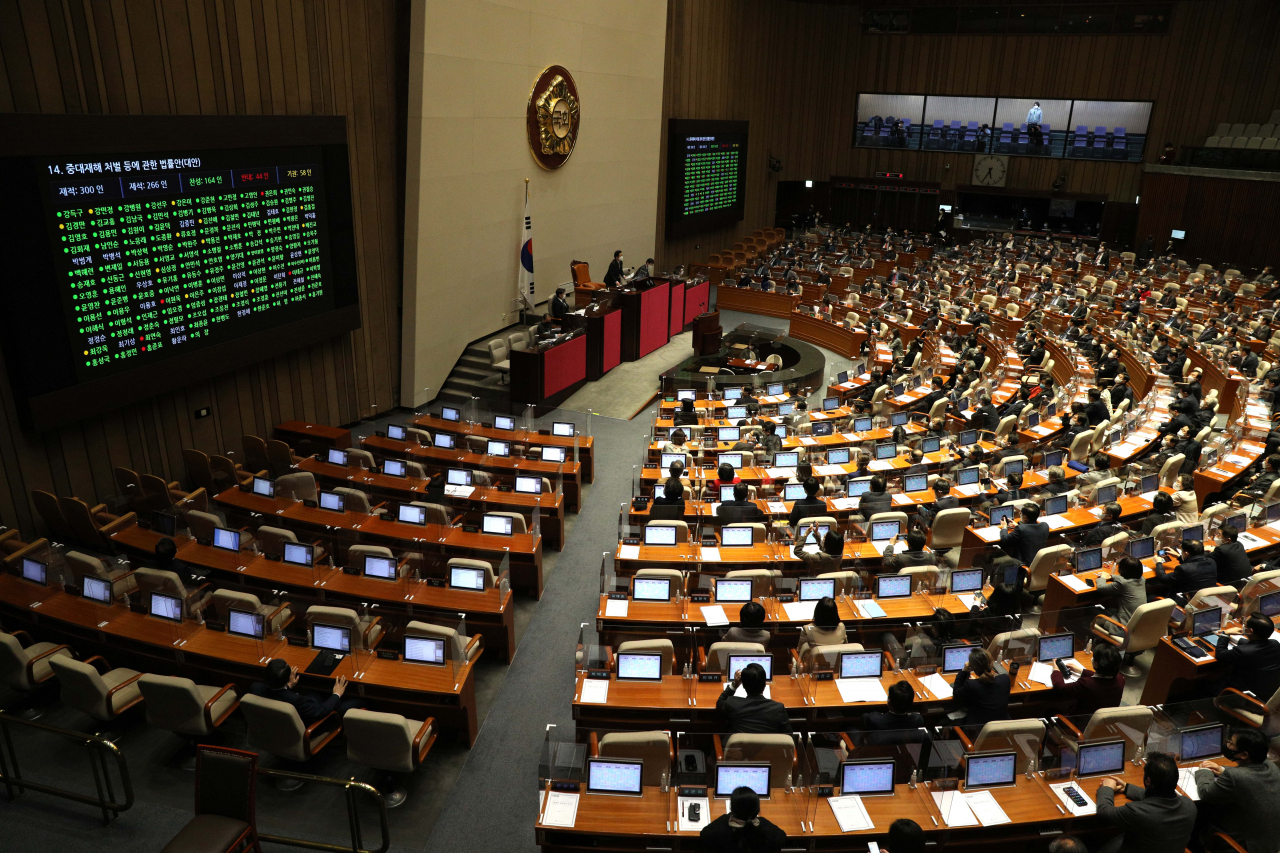 국회는 지난 8일 오후 본회의를 열고 여야가 추천한 진실·화해를위한과거사정리위원회 위원 8명을 선출했다. [연합]