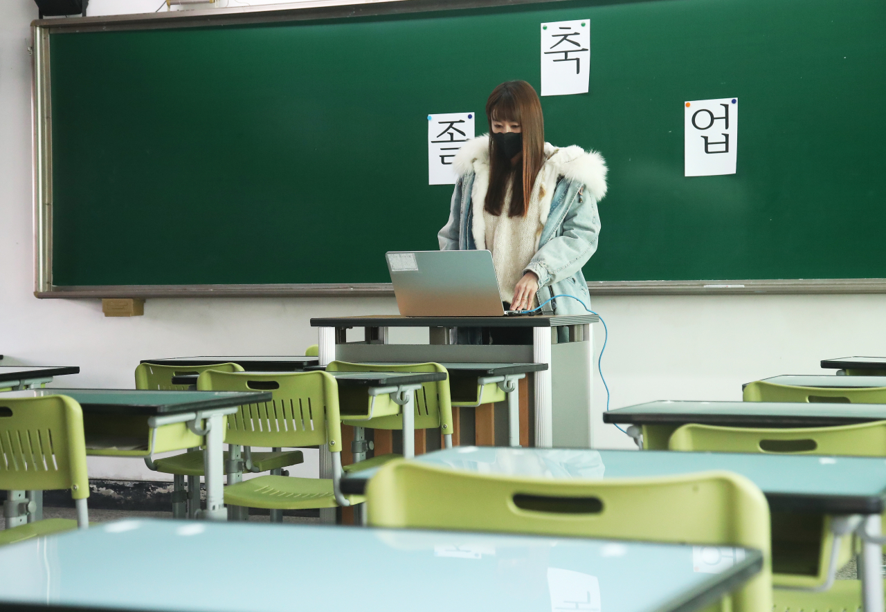 지난 7일 오전 경기도 수원시 팔달구 수원고등학교에서 열린 졸업식이 신종 코로나바이러스 감염증(코로나19) 확산에 따라 온라인으로 진행되고 있다. [연합]