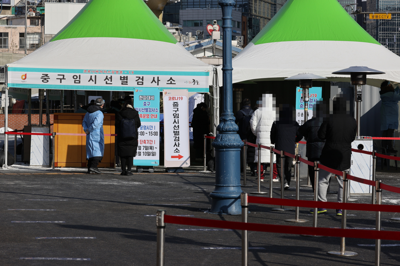 서울역 앞에 마련된 임시선별진료소[연합]