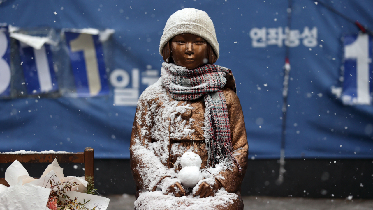 서울 종로구 옛 일본대사관 앞 평화의 소녀상. [연합]
