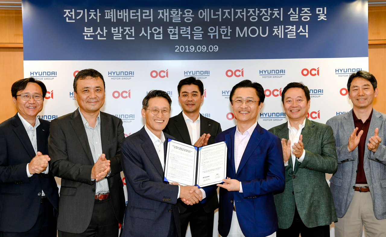 OCI는 지난 2019년 9월 현대차그룹과 전기차 재사용배터리 활용한 ESS사업 실증 및 분산발전 사업 협력을 위한 업무협약을 체결했다. 왼쪽 두 번째가 OCI Power 허기무 사장, 세 번째가 OCI 김택중 사장, 다섯번째가 현대차그룹 지영조 사장.