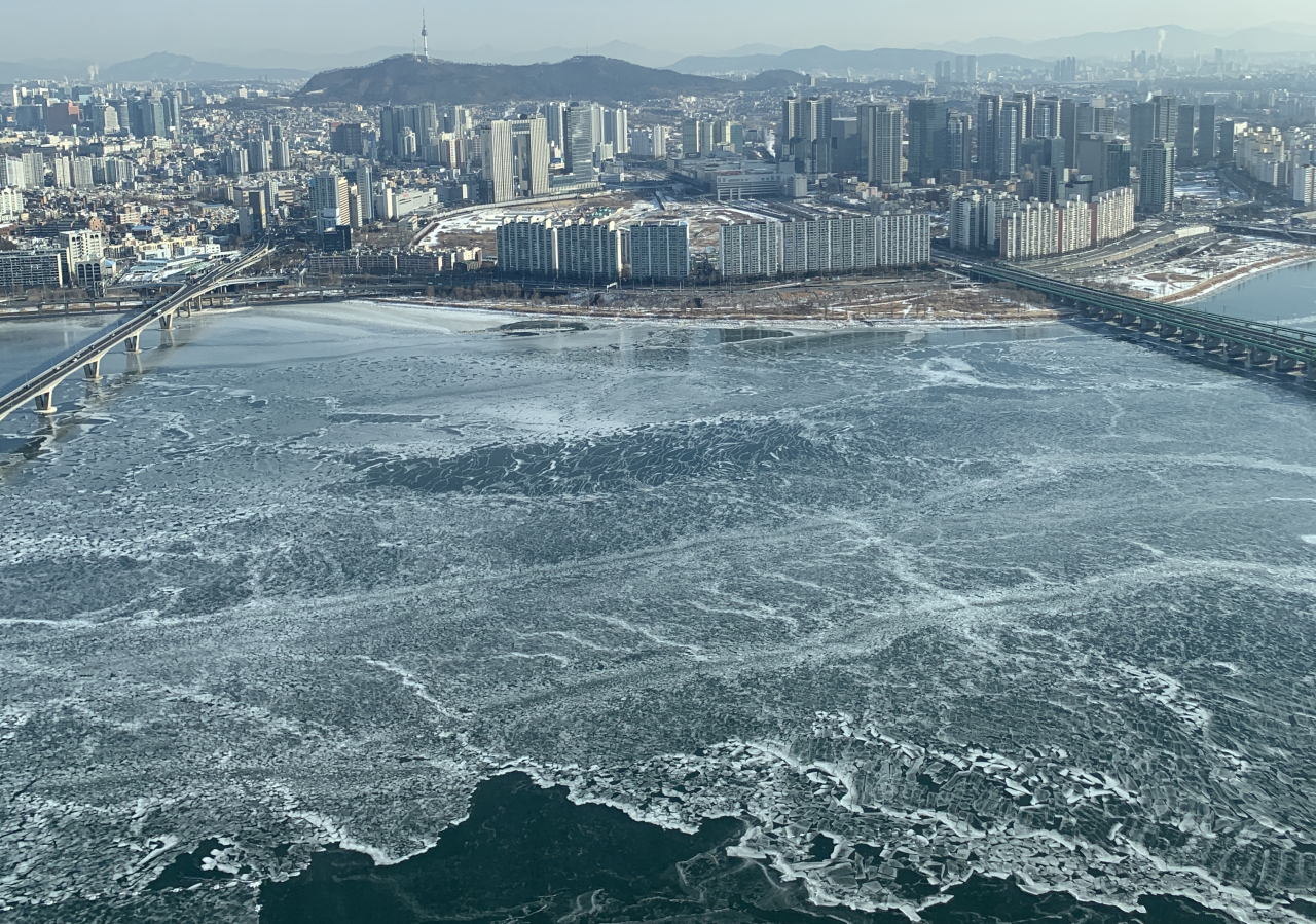 지난 9일 서울 영등포구 여의도 63빌딩에서 바라본 한강이 얼어 있다. 기상청에 따르면 이번 겨울 들어 한강 첫 결빙이 관측된 것은 이날이 처음이다. [연합]