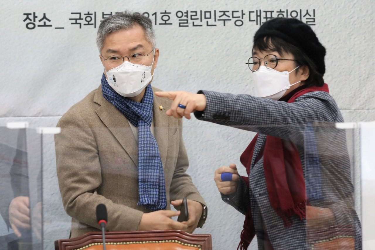 열린민주당 최강욱(왼쪽) 대표와 김진애 원내대표 [연합]
