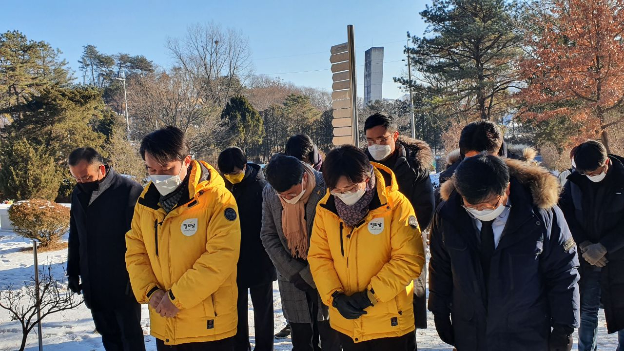 10일 김종철(앞줄 왼쪽) 정의당 대표를 비롯한 정의당 지도부가 경기 남양주 모란공원묘지에 영면한 고(故) 노회찬 전 의원의 묘역을 참배하고 있다. [정의당 제공]