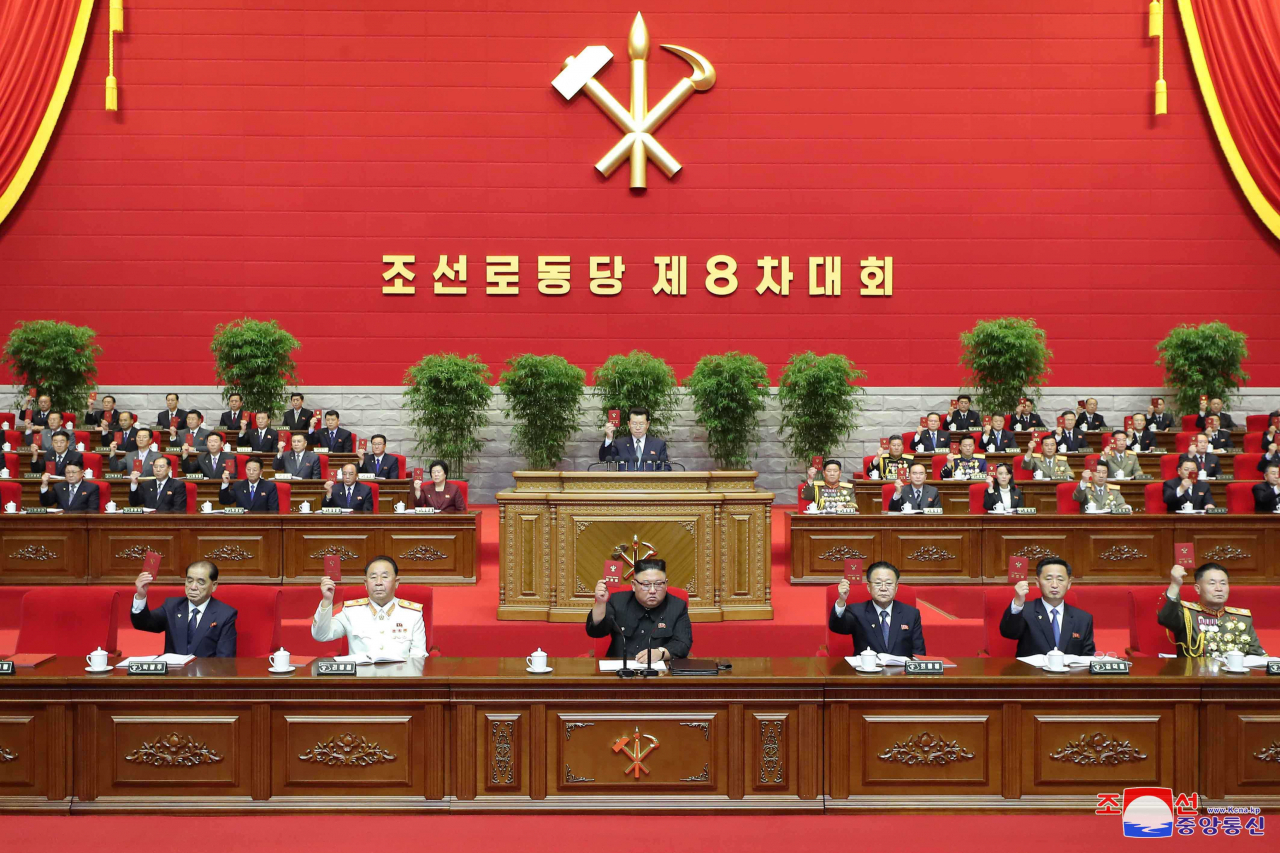 지난 9일 북한 노동당 제8차 대회에서 당 중앙위원회 사업총화 토론과 당 중앙검사위원회 사업총화, 당 규약 개정이 이뤄졌다고 조선중앙통신이 10일 보도했다. 사진은 박봉주 당 부위원장, 리병철 당 중앙군사위원회 부위원장, 김정은 당 위원장, 최룡해 국무위원회 제1부위원장, 김덕훈 내각총리, 박정천 군 총참모장. [연합]