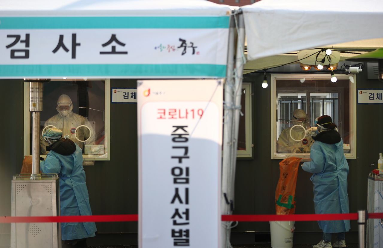 서울역 광장에 마련된 코로나19 임시 선별검사소. [연합]