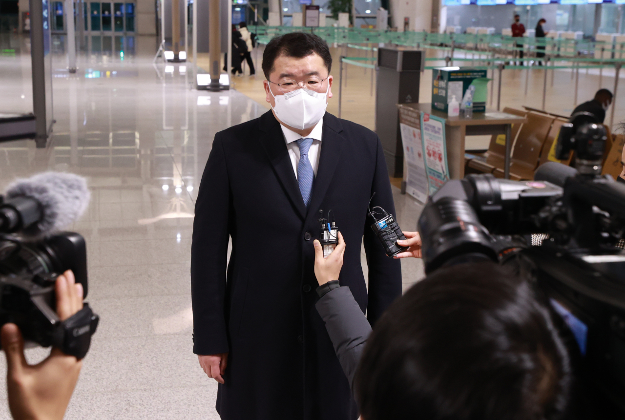First Vice Foreign Minister Choi Jong-kun speaks to the reporters press at Incheon International Airport, west of Seoul, before boarding his flight to Iran. (Yonhap)