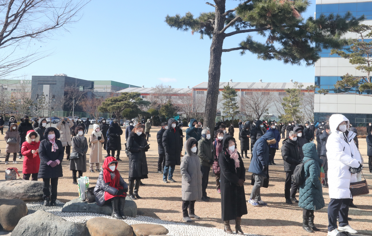 대면 예배를 강행해 논란이 된 부산 강서구 세계로 교회에서 지난 7일 오전 신도들이 방역 당국의 '비대면 예배' 조치에 항의하고 있다. [연합]