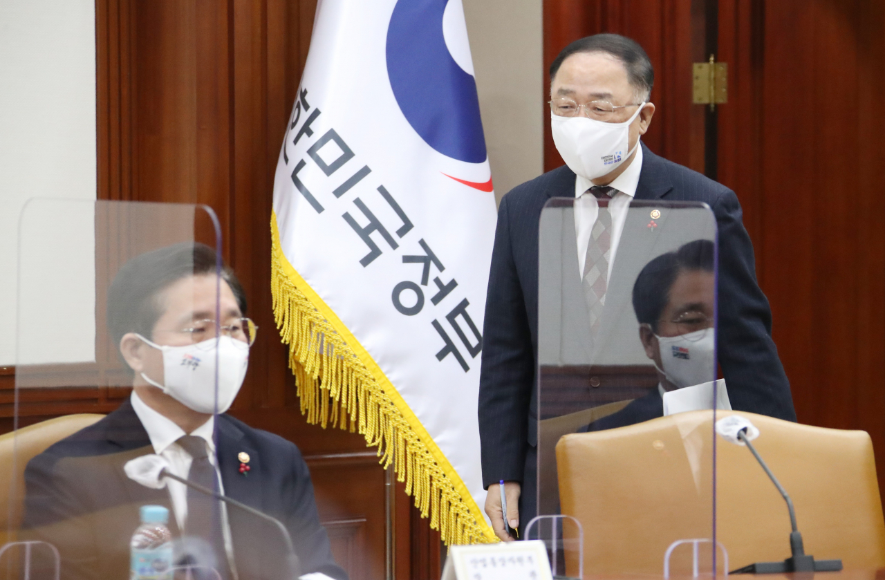 홍남기 경제부총리 겸 기재부 장관이 지난 8일 정부서울청사에서 열린 제2차 혁신성장 BIG3 추진회의에 참석하고 있다. [연합]