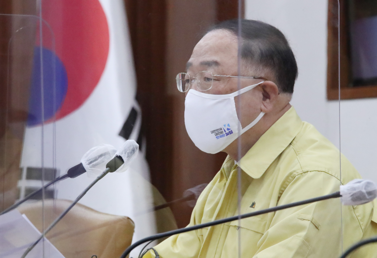 홍남기 경제부총리 겸 기획재정부 장관이 지난 6일 정부서울청사에서 열린 제25차 비상경제 중앙대책본부 회의 겸 제8차 한국판 뉴딜 관계장관회의를 주재하며 최근 경제동향 및 리스크 점검을 하고 있다. [연합]