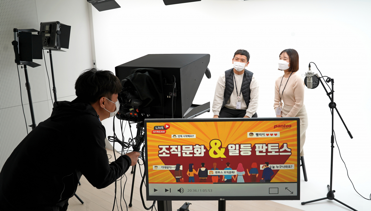 판토스 사내 영상 스튜디오에서 직원들이 사내 교육용 영상을 제작하고 있다. [판토스 제공]