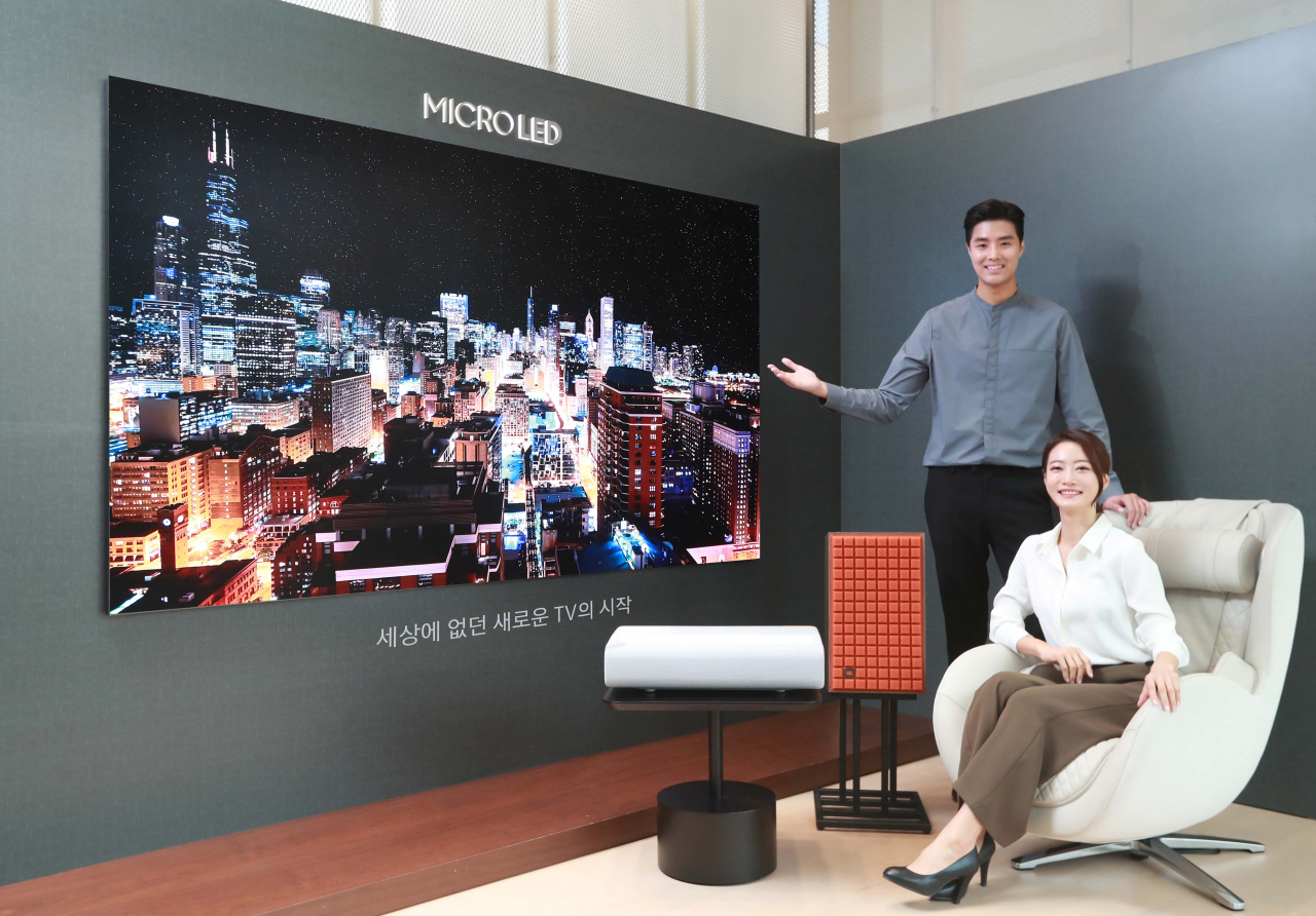 삼성전자 모델이 서울 논현동 디지털프라자 강남본점에서 마이크로 LED TV를 소개하고 있다. [삼성전자 제공]