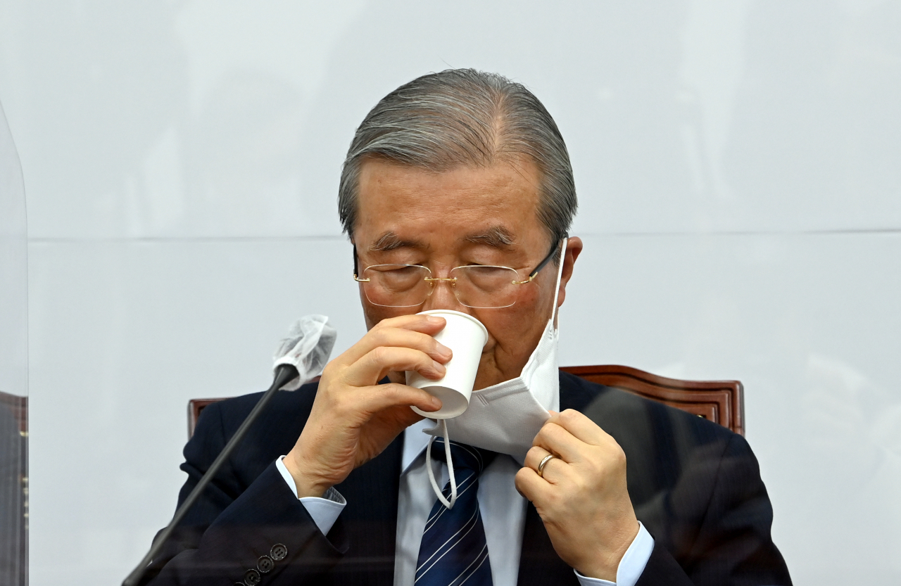 김종인 국민의힘 비상대책위원장이 11일 서울 여의도 국회에서 열린 비상대책위원회의에서 발언을 마치고 물을 마시고 있다. [연합]