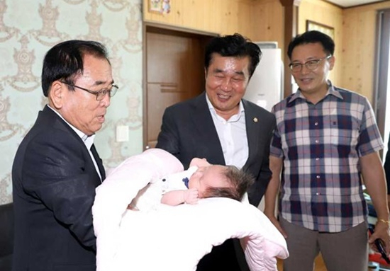 우리나라 합계출산율이 지난해 9월 기준 0.92명인 가운데 전남 영광군의 합계출산율은 1인당 2.54명으로 전국 평균보다 3배나 높다. 사진은 2019년 8월 김준성 영광군수가 10남매를 출산한 가정을 방문해 축하하고 있다. [영광군 제공]