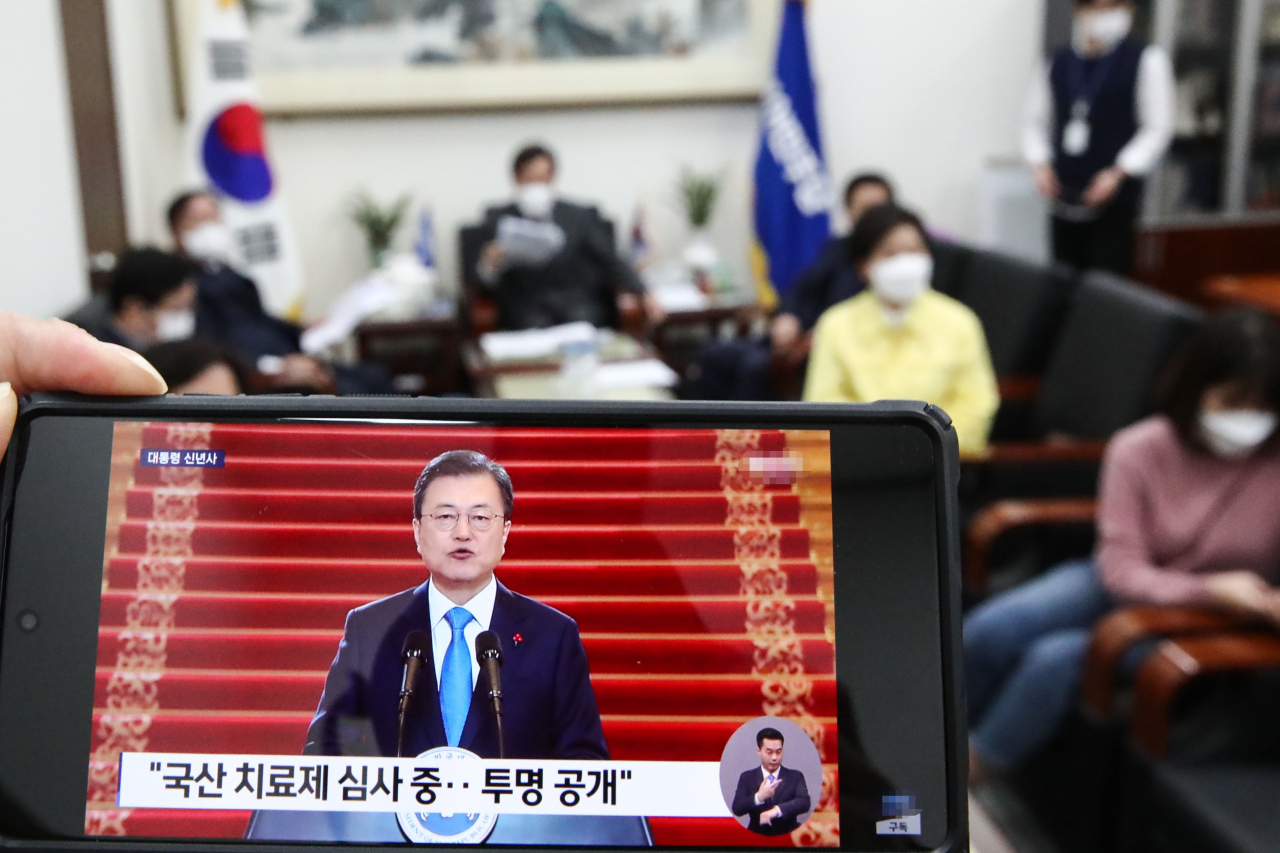 더불어민주당 이낙연 대표, 김태년 원내대표와 최고위원들이 11일 국회에서 문재인 대통령의 '2021년 신년사' 방송을 시청하고 있다. [연합뉴스]