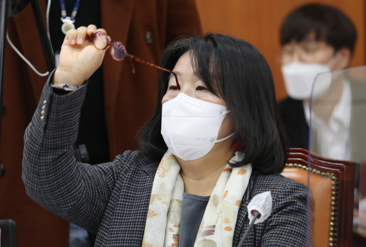 윤미향 더불어민주당 의원이 지난달 18일 국회에서 열린 국회 환경노동위원회의 ILO(국제노동기구) 핵심협약 비준 준비를 위한 입법 공청회에서 안경을 만지고 있다. [연합]