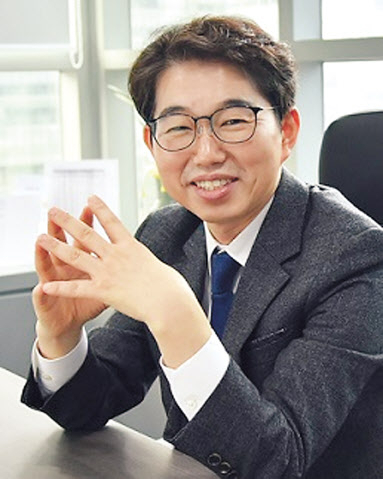 테라젠바이오 황태순 대표가 개인유전체 분석을 통한 유전정보 습득과 이를 활용한 맞춤형 항암백신 개발 계획에 대해 소개하고 있다. [테라젠 제공]