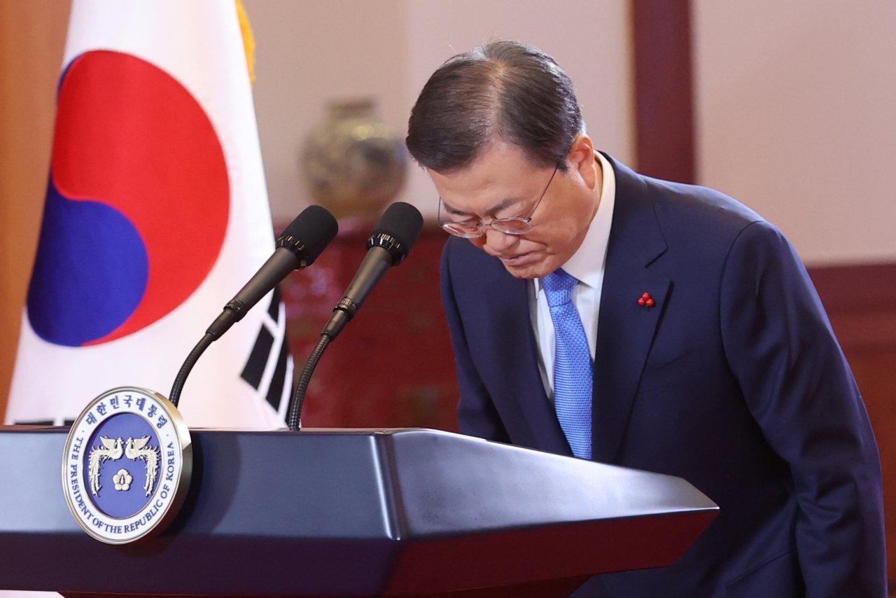 문재인 대통령이 11일 청와대에서 신년사를 마치고 인사하고 있다. [연합]