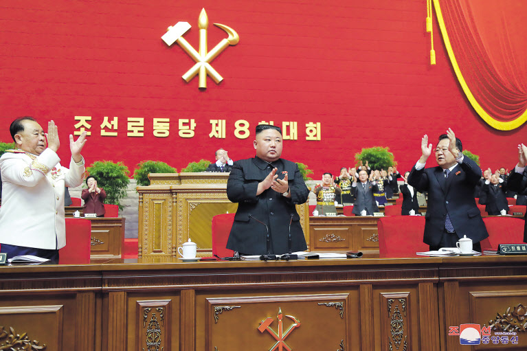 북한 최고지도자 김정은이 노동당 총비서로 추대됐다. 11일 조선중앙통신은 전날 열린 8차 당대회 6일차 회의 내용을 전하며 “당 제8차 대회는 김정은 동지를 조선노동당 총비서로 높이 추대할 것을 결정한다”고 보도했다. [연합]