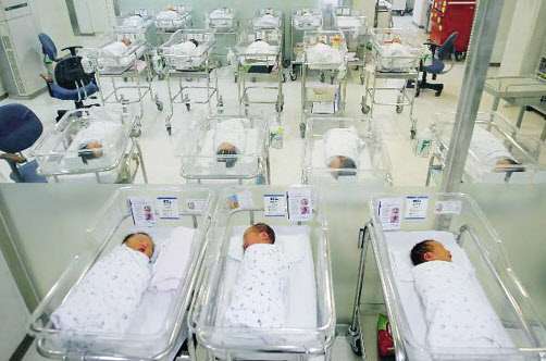 인구 급감이 현실화되면서 지방이 소멸위기에 직면했다. 한 산부인과 병원에 신생아들이 누워 있다(사진은 기사 내용과는 무관). [헤럴드경제DB]