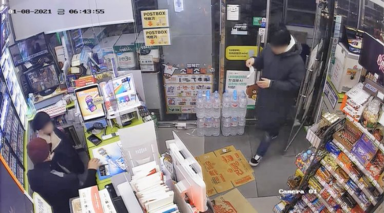 윤모씨가 A군에게 자신의 외투를 벗어주고 있다. [사진제공=CU]