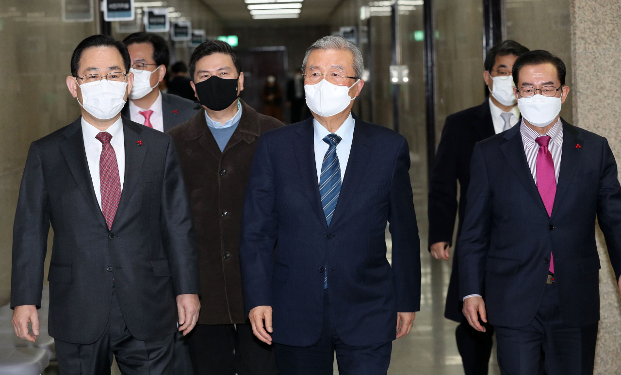 김종인 국민의힘 비상대책위원장(가운데), 주호영 원내대표(왼쪽) 등이 11일 국회에서 열린 비상대책위원회의에 참석하고 있다. [연합]