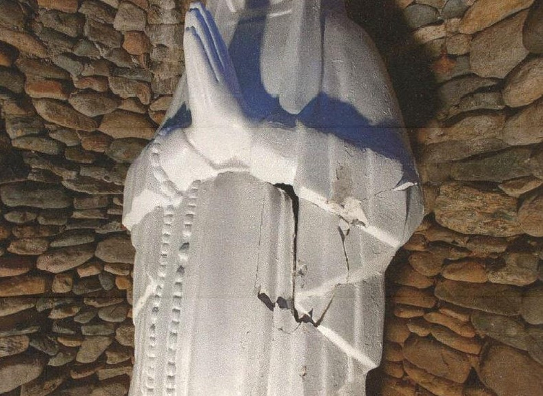 훼손된 성모 마리아상 모습. [부산경찰청 제공]