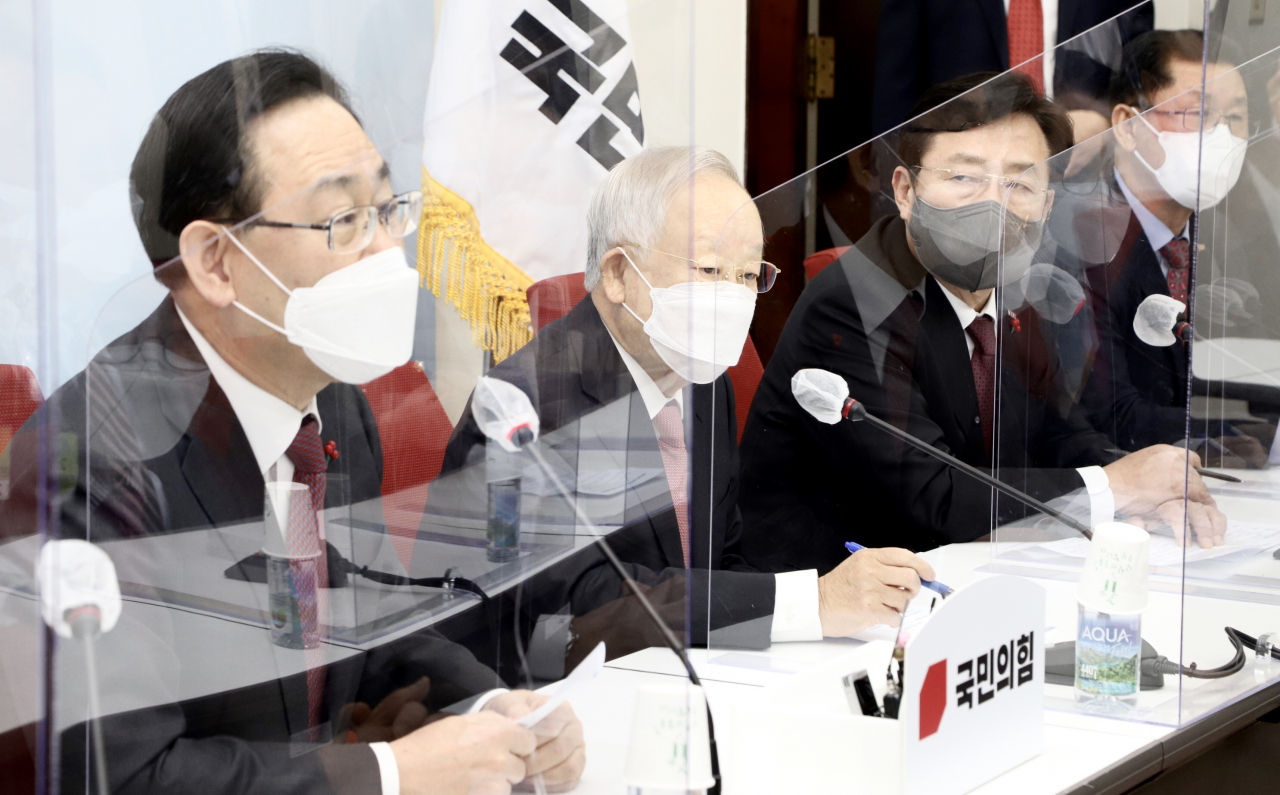 손경식 경총 회장(왼쪽 두번째)과 김기문 중소기업중앙회장 등 경제단체 대표들이 11일 주호영 국민의힘 원내대표를 찾아 중대재해기업처벌법 보완입법을 호소했다.[중소기업중앙회 제공]