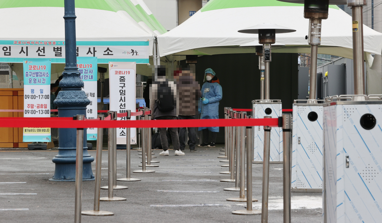 11일 오전 서울역 광장에 마련된 코로나19 임시 선별검사소가 한산한 모습이다. 이날 국내 코로나19 확진자수는 451명으로 '3차 대유행'의 기세가 한풀 꺾이면서 400명대 중반까지 떨어졌다. [연합]