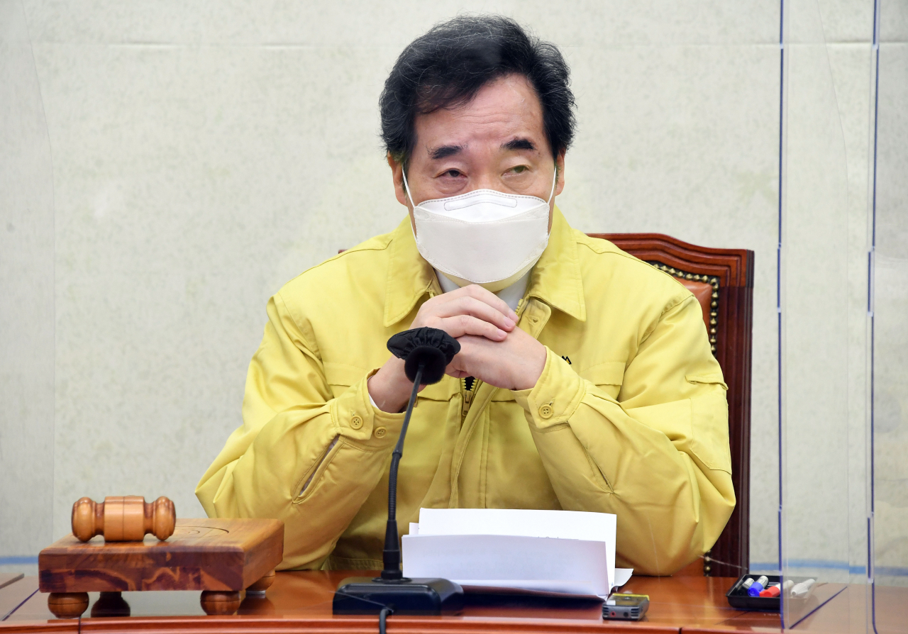 이낙연 더불어민주당 대표가 11일 국회에서 열린 최고위원회의에서 최고위원들의 발언을 경청하고 있다. [연합]