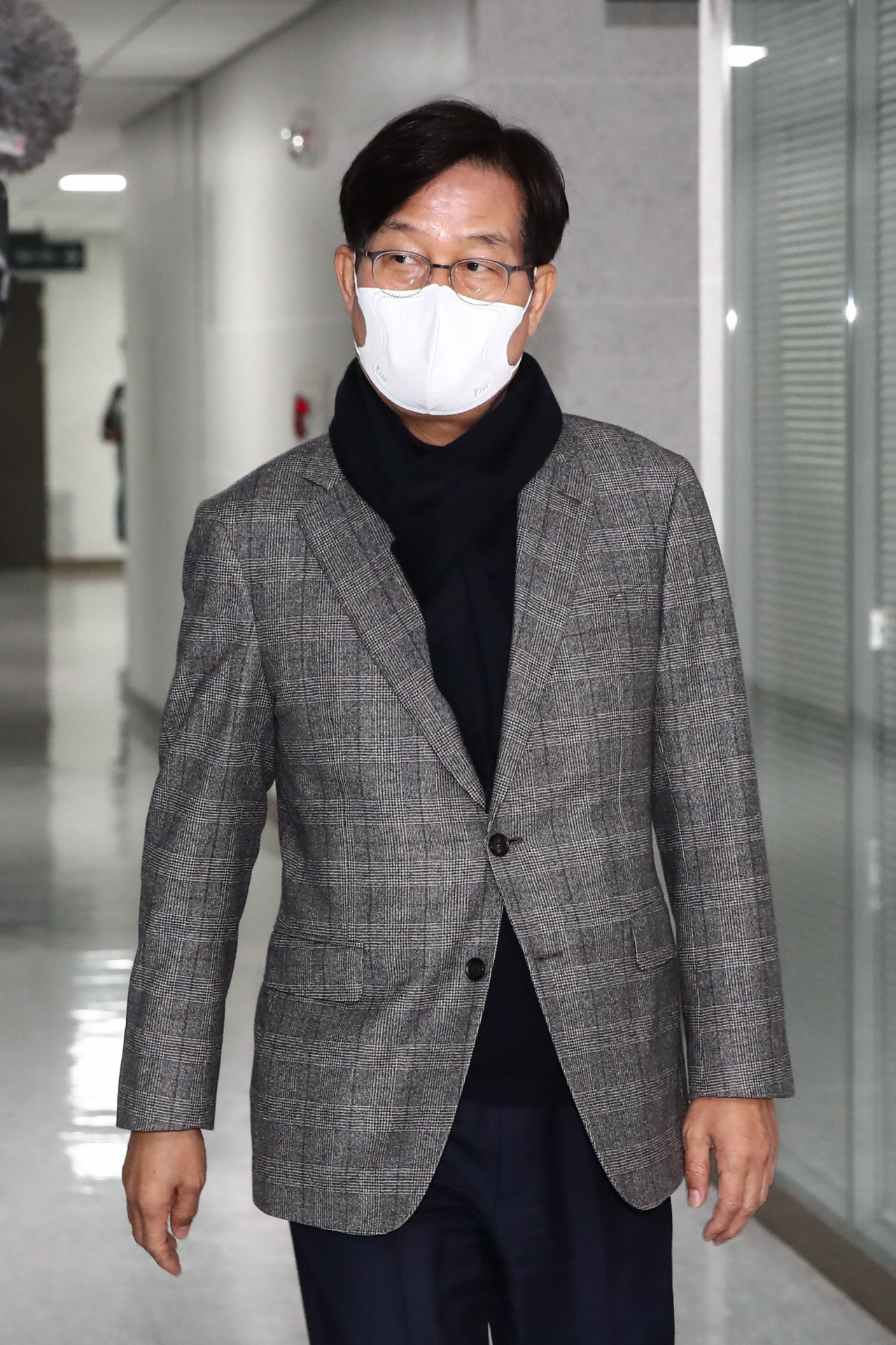 더불어민주당 신동근 최고위원이 지난 3일 국회 의원회관에서 비공개 최고위원회의를 위해 이낙연 대표의 사무실로 들어가고 있다. [연합]