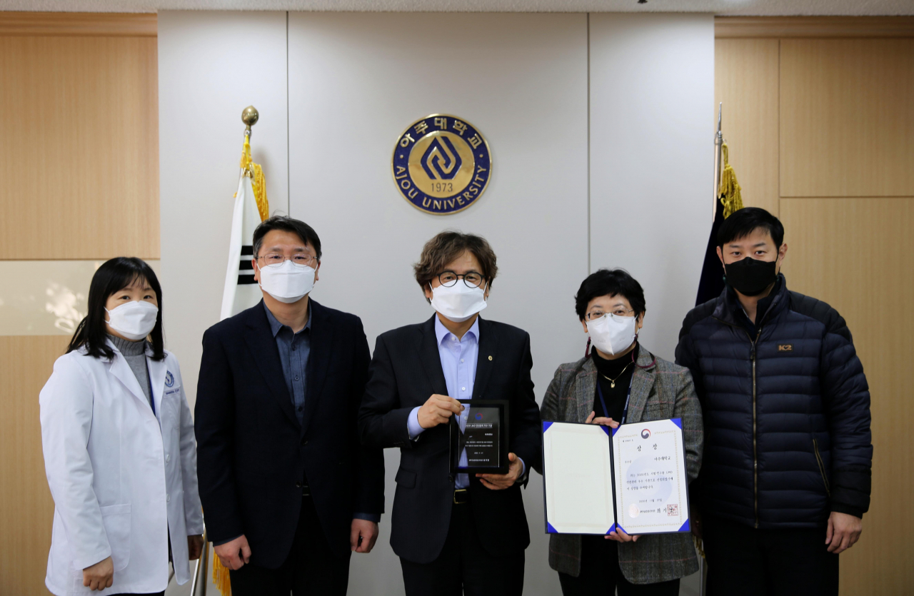 아주대 생물안전관리를 담당하고 있는 교수와 직원들. 사진 왼쪽부터 아주대 의대 김영선 연구강사, 정선용 의대 교수, 박형주 총장, 김경민 의대 교수, 오기환 시설팀 계장[아주대 제공]