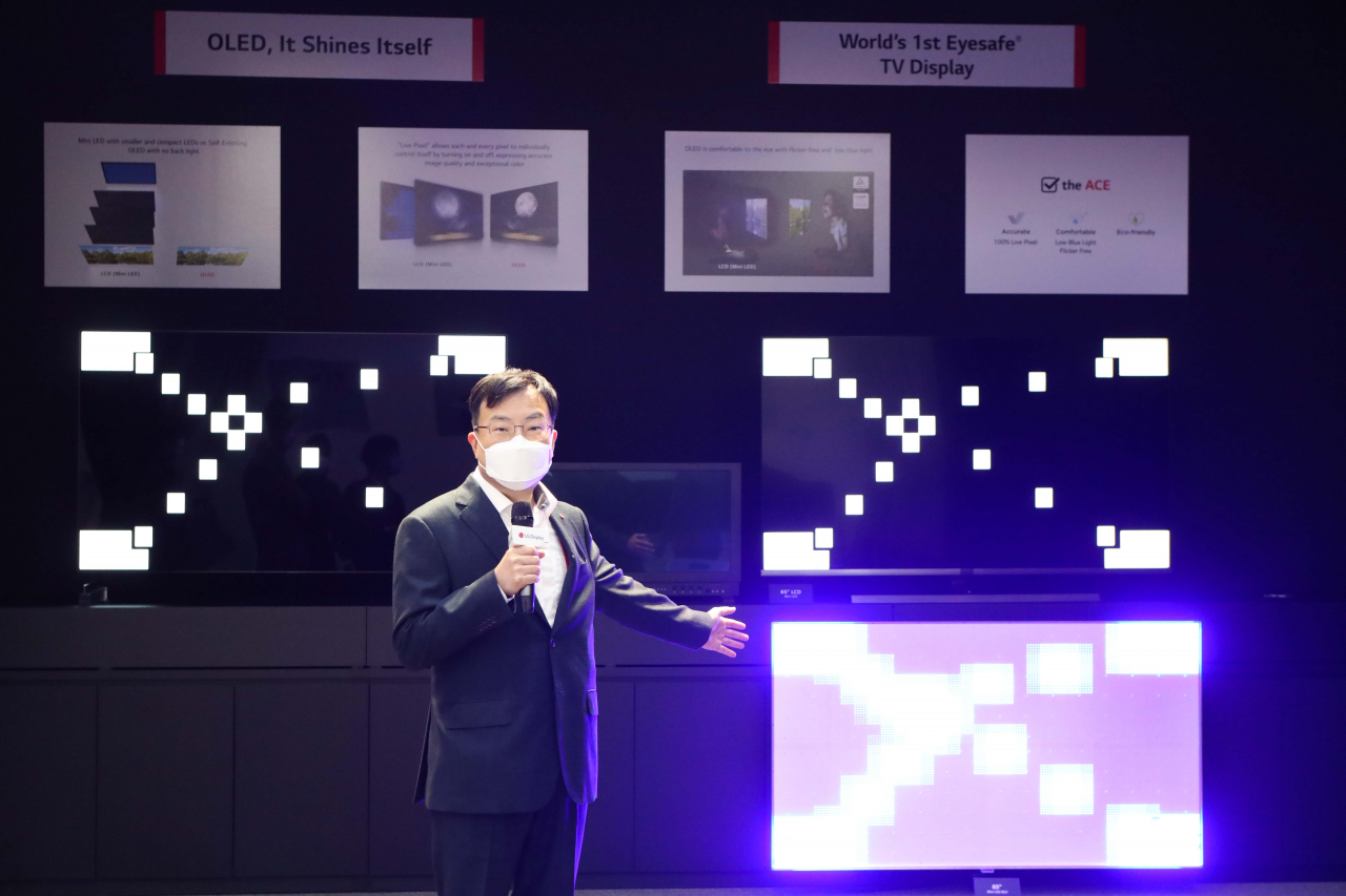 국제가전제품박람회(CES 2021)가 개막한 11일 LG디스플레이 CTO 윤수영 전무가 자사 전시장에서 OLED(유기발광다이오드) 기술력을 선보이고 있다. [LG디스플레이 제공]