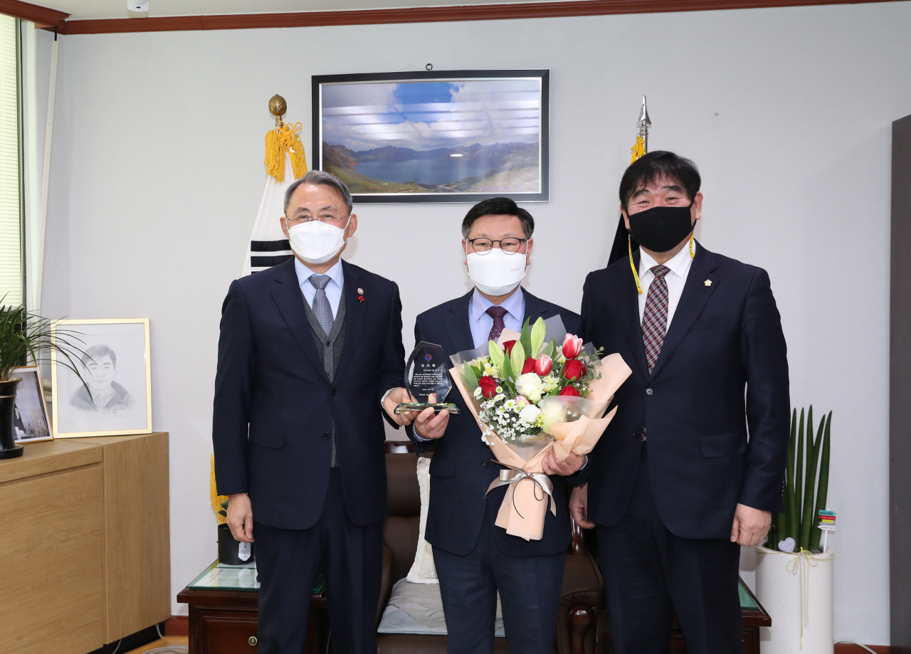 박석윤(가운데) 구리시의회 운영위원장이 병무청장으로부터 감사패를 받았다. [구리시의회]