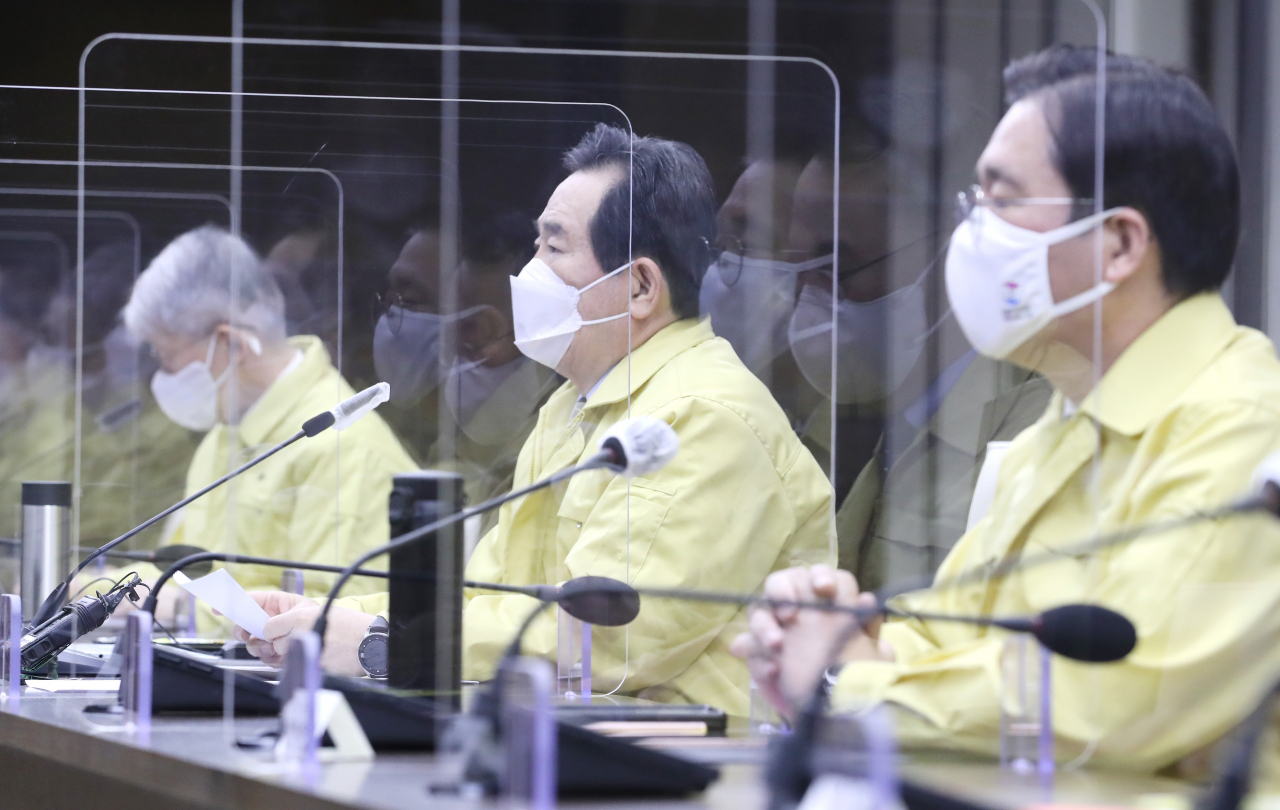 정세균(가운데) 국무총리가 12일 정부세종청사에서 열린 코로나19 대응 중앙재난안전대책본부 회의를 주재하며 발언하고 있다. [연합］