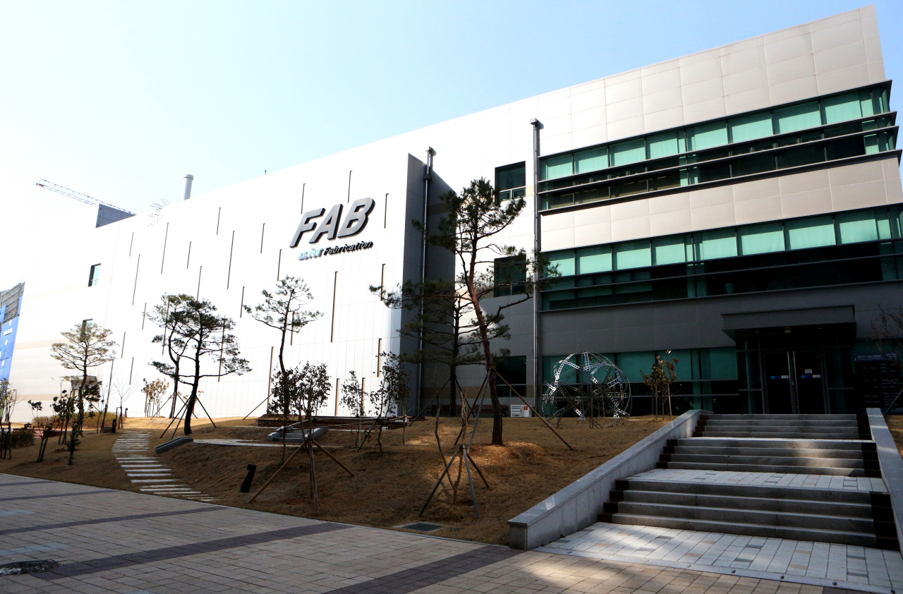 반도체 공정 소자클린룸이 구축된 DGIST 중앙기기 팹 지원센터.[DGIST 제공]