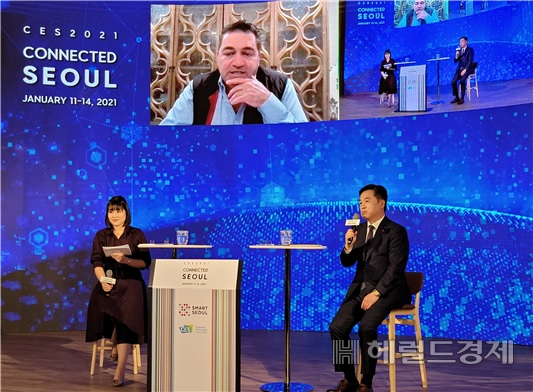 서정협 서울시장 권한대행과 사이드 아미디 PnP 회장이 11일(미국 현지시간) 개막한 CES 2021의 서울관 프로그램 중 하나인 '라이브 CES 서울'에 참여해 화상으로 대담하고 있다. 사진은 6일 사전 녹화 장면. [서울시 제공]