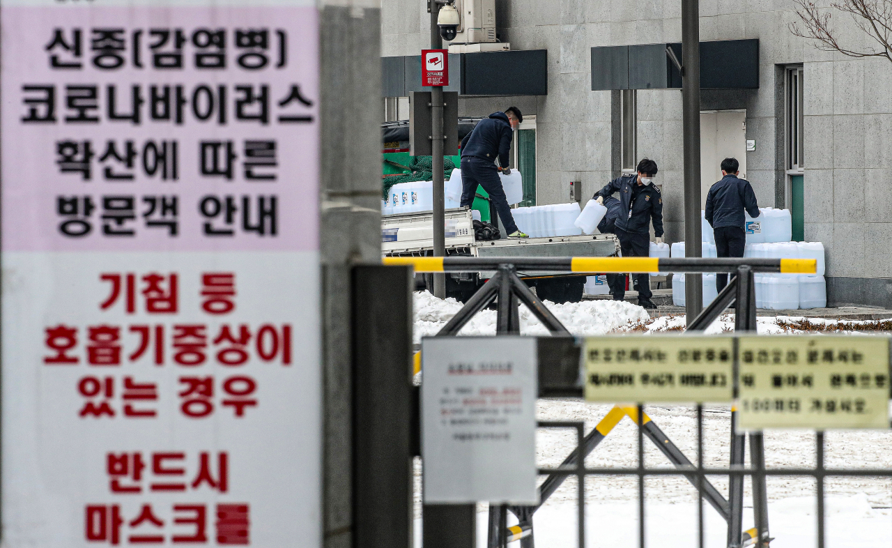 서울 송파구 서울동부구치소의 수용자들과 직원들에 대한 신종 코로나바이러스 감염증(코로나19) 8차 전수조사가 진행중이던 11일 해당 구치소에서 관계자들이 배달된 소독제를 옮기고 있다.[연합]