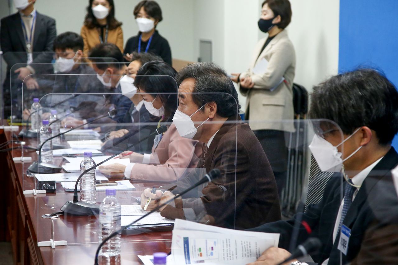 이낙연 더불어민주당 대표가 12일 국회 의원회관에서 열린 코로나치료제 개발현황 점검간담회에서 발언하고 있다. [연합]