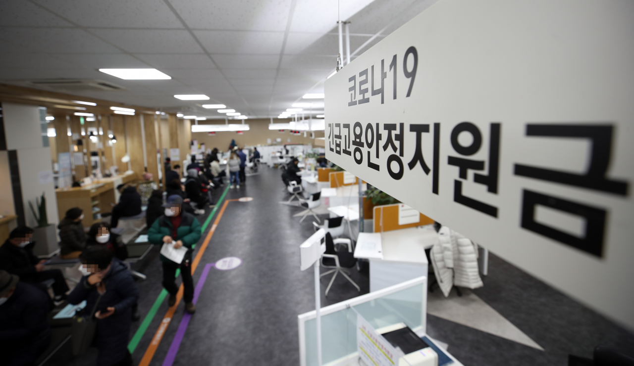 11일 오후 고용노동부 서울남부고용센터 내 코로나19 긴급고용안정지원금 상담 창구(오른쪽)와 실업급여 수급자격 신청 등을 위해 대기하는 시민들(왼쪽). 지난해 신종 코로나바이러스 감염증 사태로 실업자가 급증하면서 실업급여 지급액이 12조원에 육박하며 역대 최대 규모를 기록했다. 고용노동부가 이날 발표한 노동시장 동향에 따르면 지난해 12월 구직급여 지급액은 9천566억원으로 집계됐다. 연합뉴스