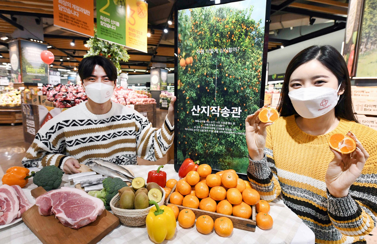 12일 홈플러스 강서점에서 모델들이 온라인 ‘산지직송관’ 오픈을 알리고 있다.[홈플러스 제공]