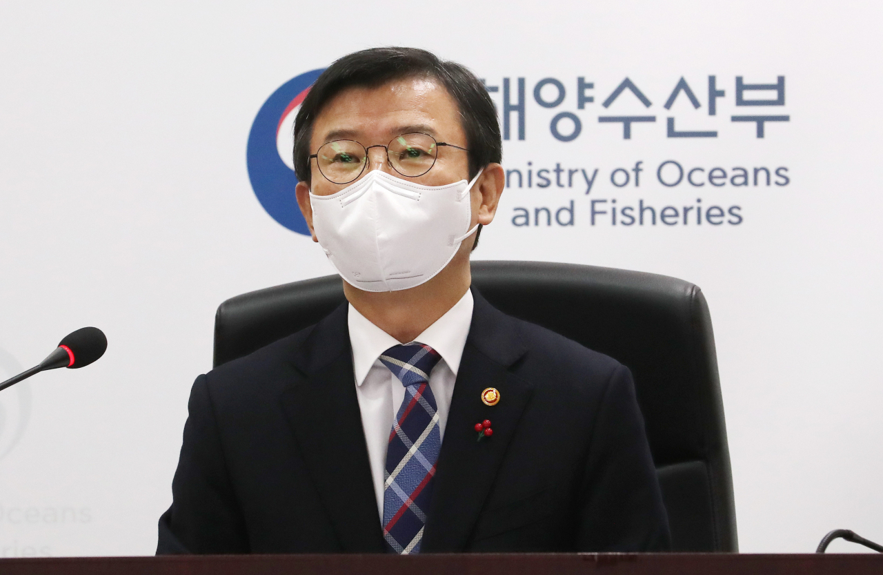 문성혁 해양수산부 장관이 지난 11일 오후 세종시 정부세종청사에서 제3차 해양수산발전 기본계획을 발표하고 있다. 문 장관은 "제3차 해양수산발전기본계획은 향후 10년간 대한민국 해양수산 정책의 방향키 역할을 해줄 것"이라고 말했다. [연합]